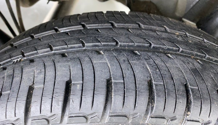 2017 Mahindra Kuv100 K2 6 STR, Petrol, Manual, 51,135 km, Left Rear Tyre Tread