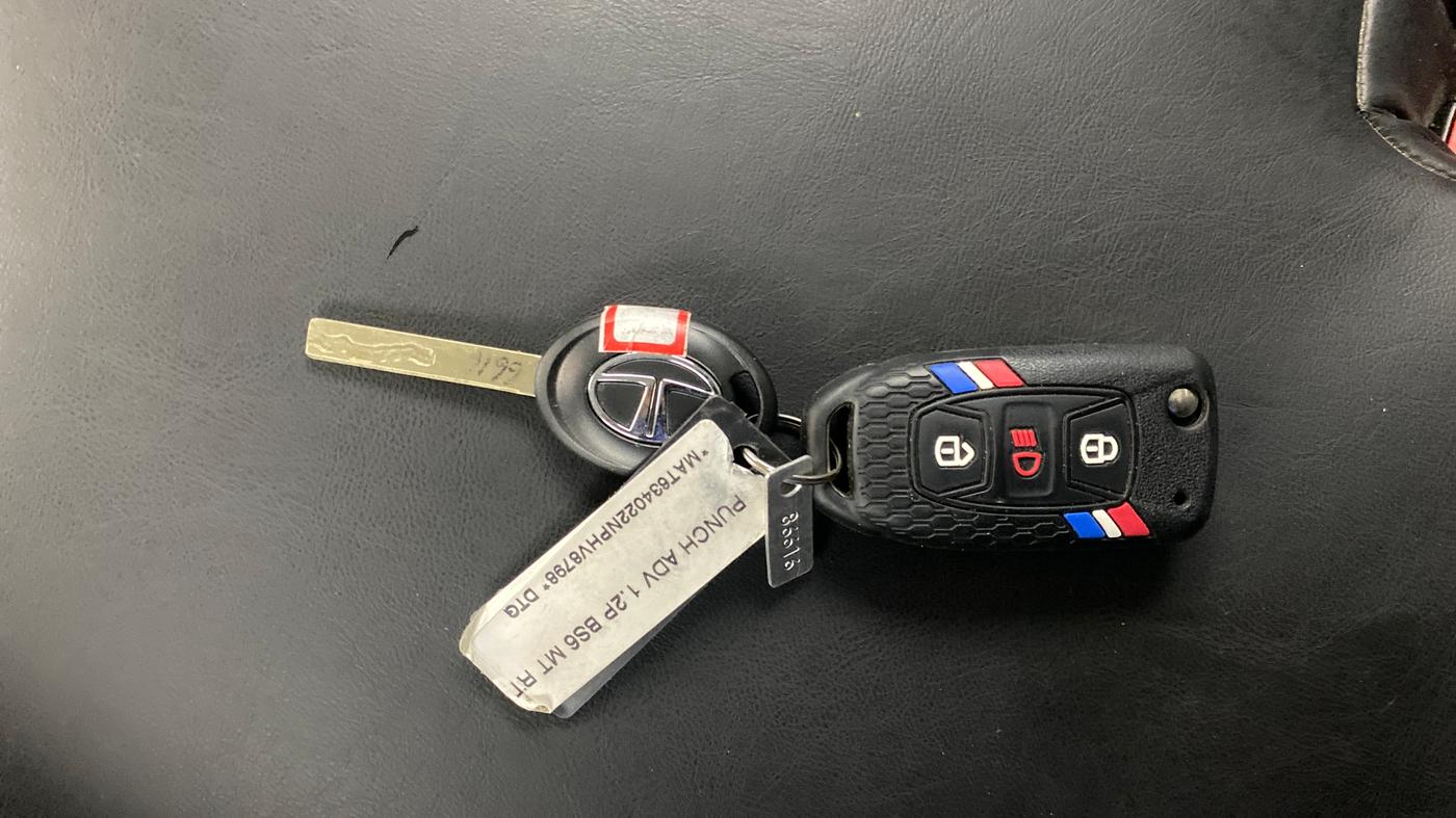 2022 Tata PUNCH ADVENTURE MT, Petrol, Manual, 9,929 km, Key Close Up