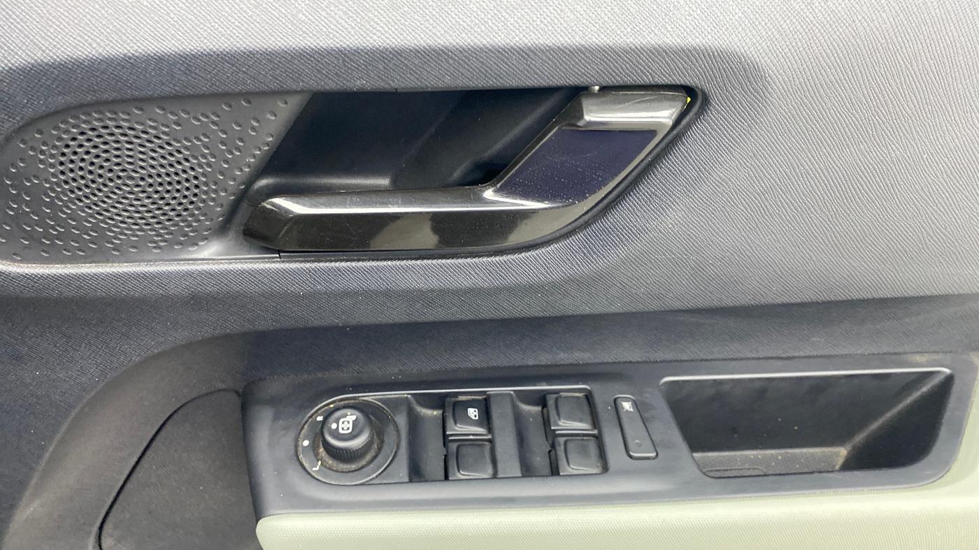 2022 Tata PUNCH ADVENTURE MT, Petrol, Manual, 9,929 km, Driver Side Door Panels Control