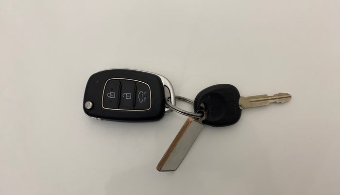 2021 Hyundai AURA S 1.2, Petrol, Manual, 40,897 km, Key Close Up