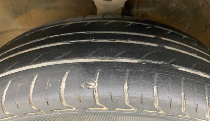 2011 Maruti Wagon R 1.0 VXI, Petrol, Manual, 79,659 km, Left Front Tyre Tread