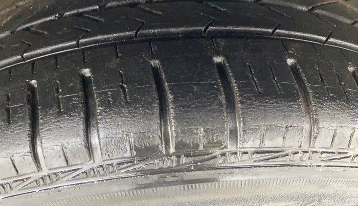 2017 Hyundai Grand i10 SPORTZ (O) 1.2 KAPPA VTVT, Petrol, Manual, 28,618 km, Right Front Tyre Tread