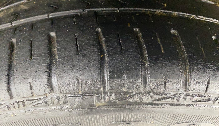 2017 Hyundai Grand i10 SPORTZ (O) 1.2 KAPPA VTVT, Petrol, Manual, 28,618 km, Right Rear Tyre Tread