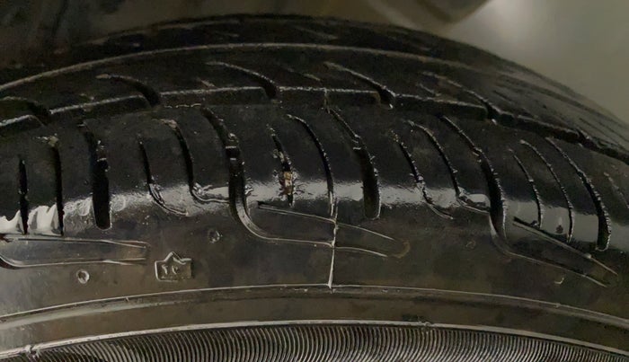 2014 Maruti Wagon R 1.0 LXI CNG, CNG, Manual, 1,06,040 km, Left Rear Tyre Tread