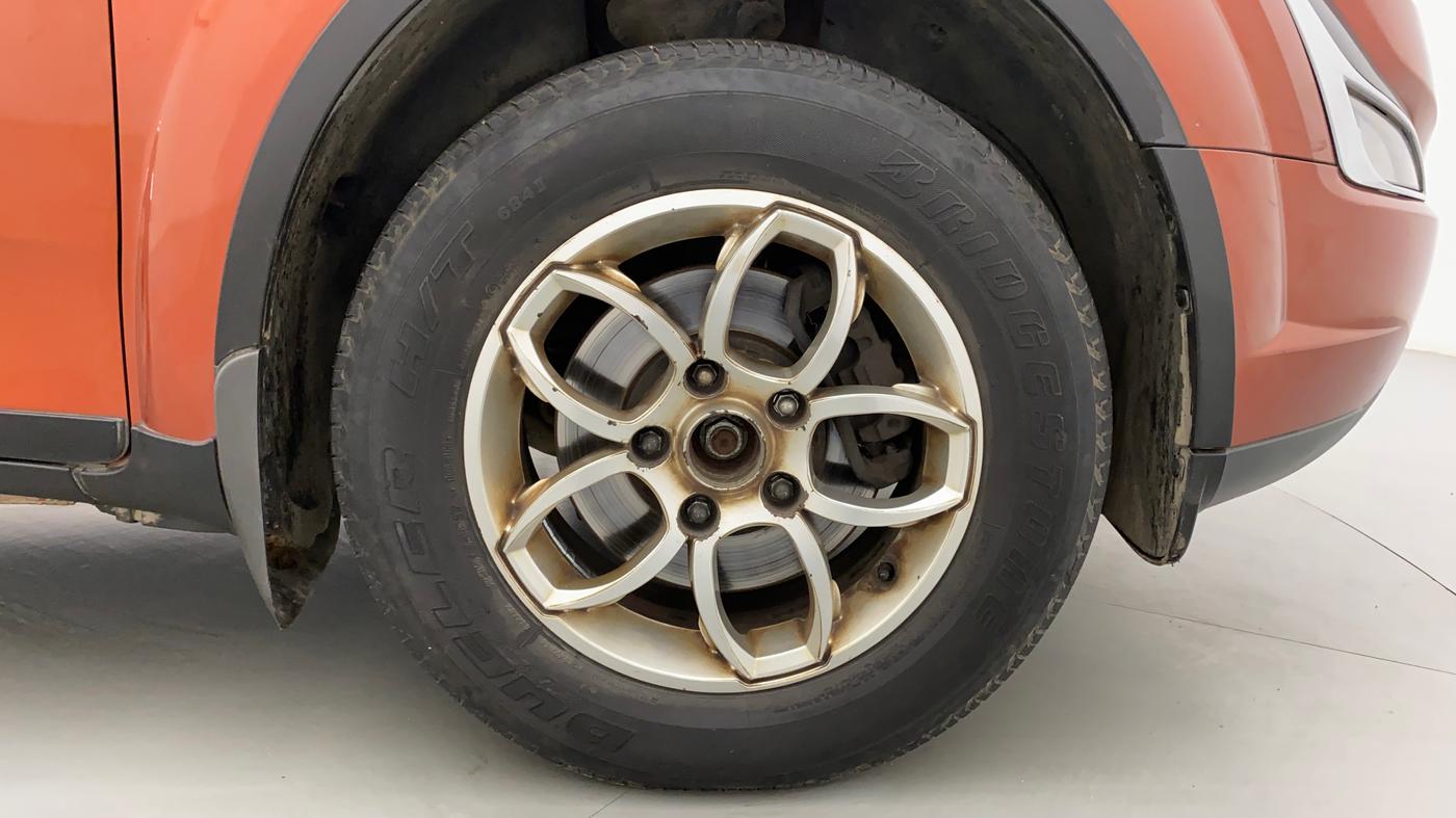 2016 Mahindra XUV500 W6 AT, Diesel, Automatic, 65,569 km, Right Front Wheel