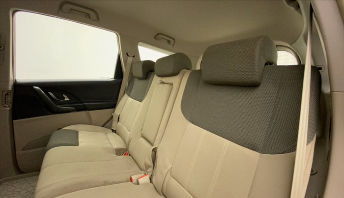 2016 Mahindra XUV500 W6 AT, Diesel, Automatic, 65,569 km, Right Side Rear Door Cabin