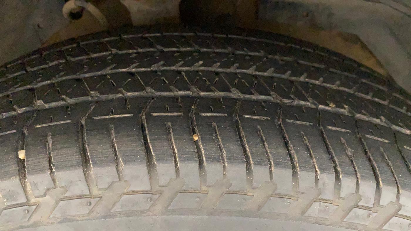 2016 Mahindra XUV500 W6 AT, Diesel, Automatic, 65,569 km, Right Front Tyre Tread