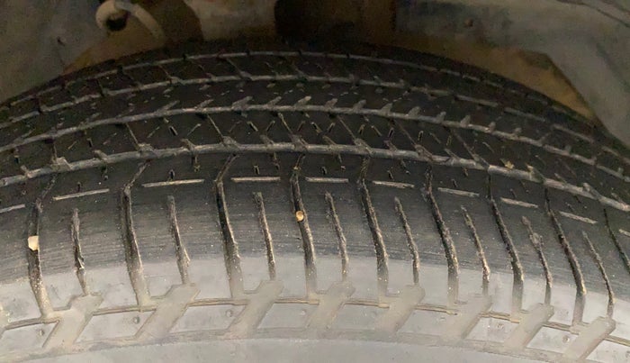 2016 Mahindra XUV500 W6 AT, Diesel, Automatic, 65,569 km, Right Front Tyre Tread