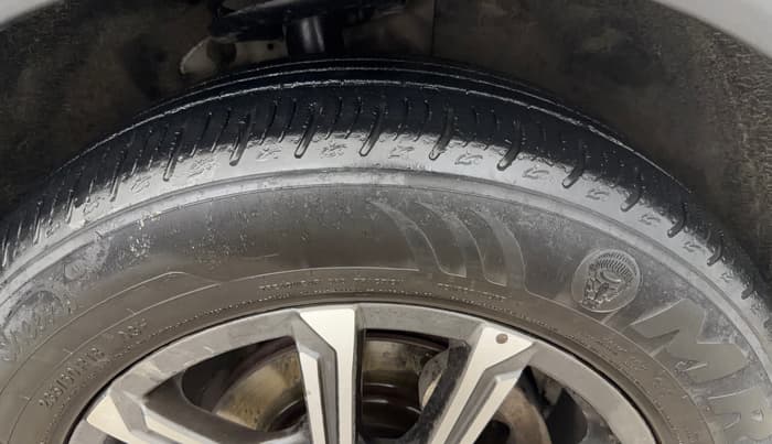2021 Mahindra XUV700 AX 7 LUXURY P AT 7 STR, Petrol, Automatic, 38,127 km, Right Front Tyre Tread
