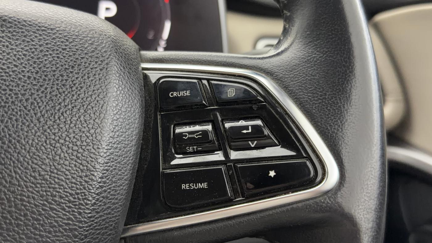 2021 Mahindra XUV700 AX 7 LUXURY P AT 7 STR, Petrol, Automatic, 38,127 km, Adaptive Cruise Control