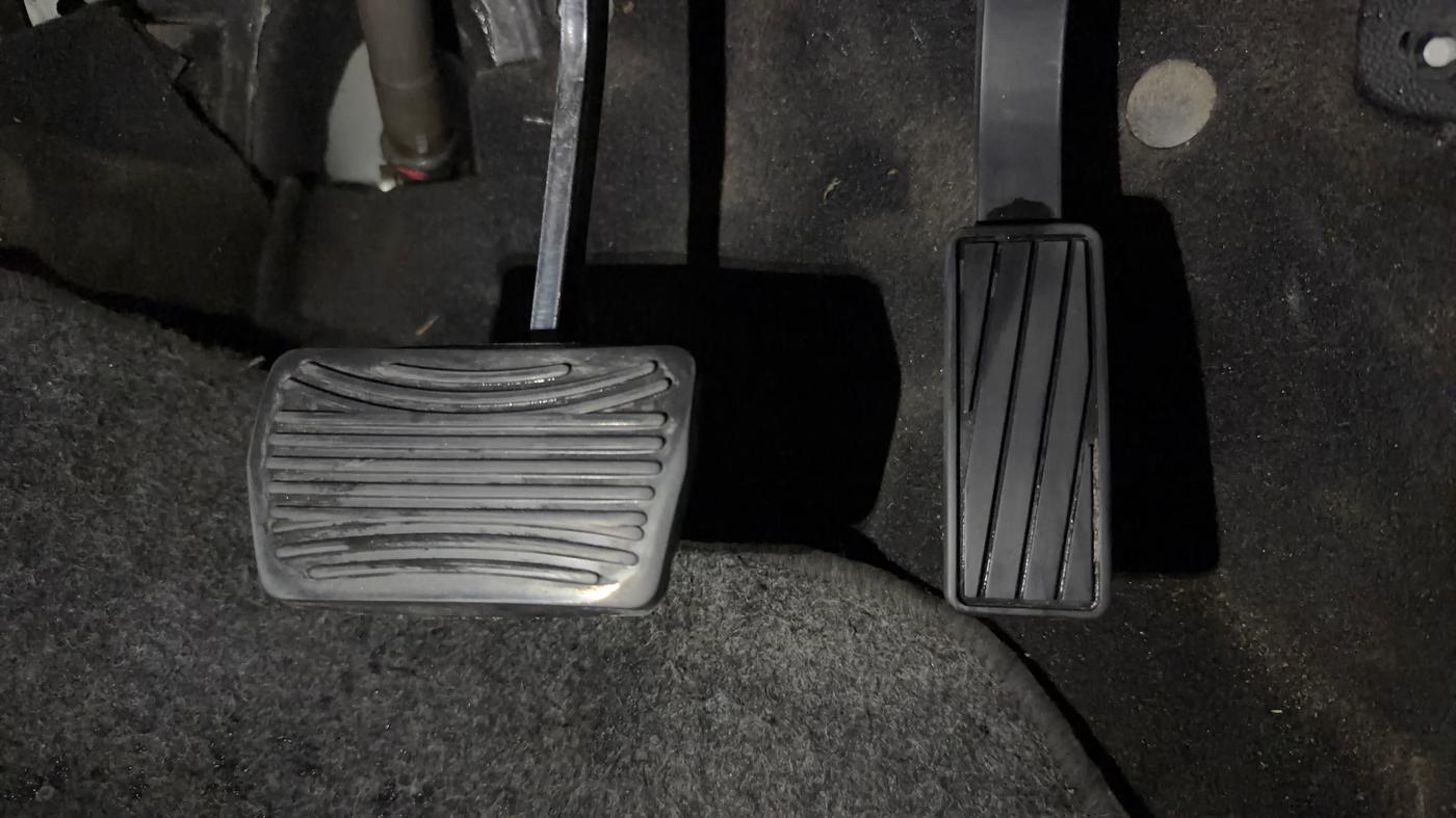 2021 Mahindra XUV700 AX 7 LUXURY P AT 7 STR, Petrol, Automatic, 38,127 km, Pedals