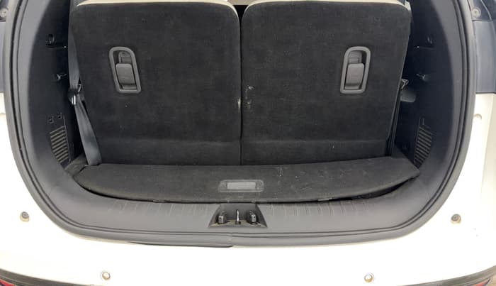 2021 Mahindra XUV700 AX 7 LUXURY P AT 7 STR, Petrol, Automatic, 38,127 km, Boot Inside