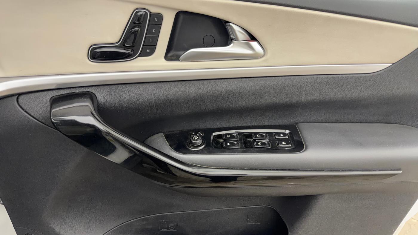 2021 Mahindra XUV700 AX 7 LUXURY P AT 7 STR, Petrol, Automatic, 38,127 km, Driver Side Door Panels Control