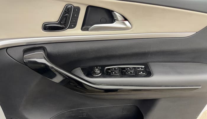 2021 Mahindra XUV700 AX 7 LUXURY P AT 7 STR, Petrol, Automatic, 38,127 km, Driver Side Door Panels Control