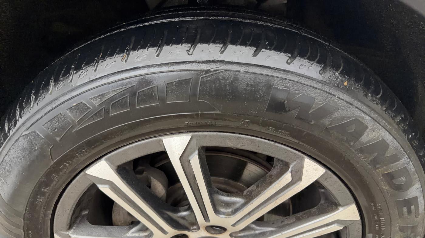 2021 Mahindra XUV700 AX 7 LUXURY P AT 7 STR, Petrol, Automatic, 38,127 km, Left Front Tyre Tread