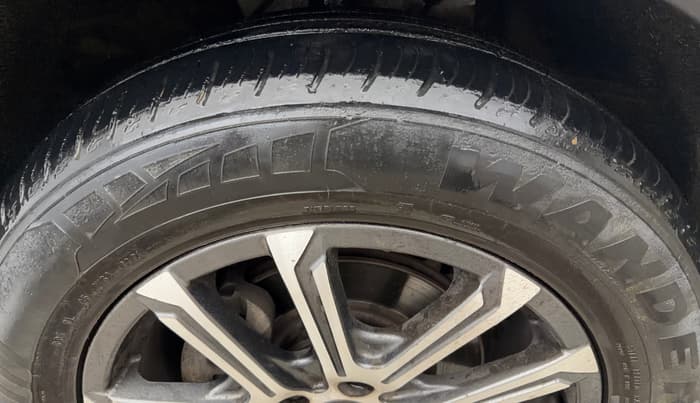 2021 Mahindra XUV700 AX 7 LUXURY P AT 7 STR, Petrol, Automatic, 38,127 km, Left Front Tyre Tread