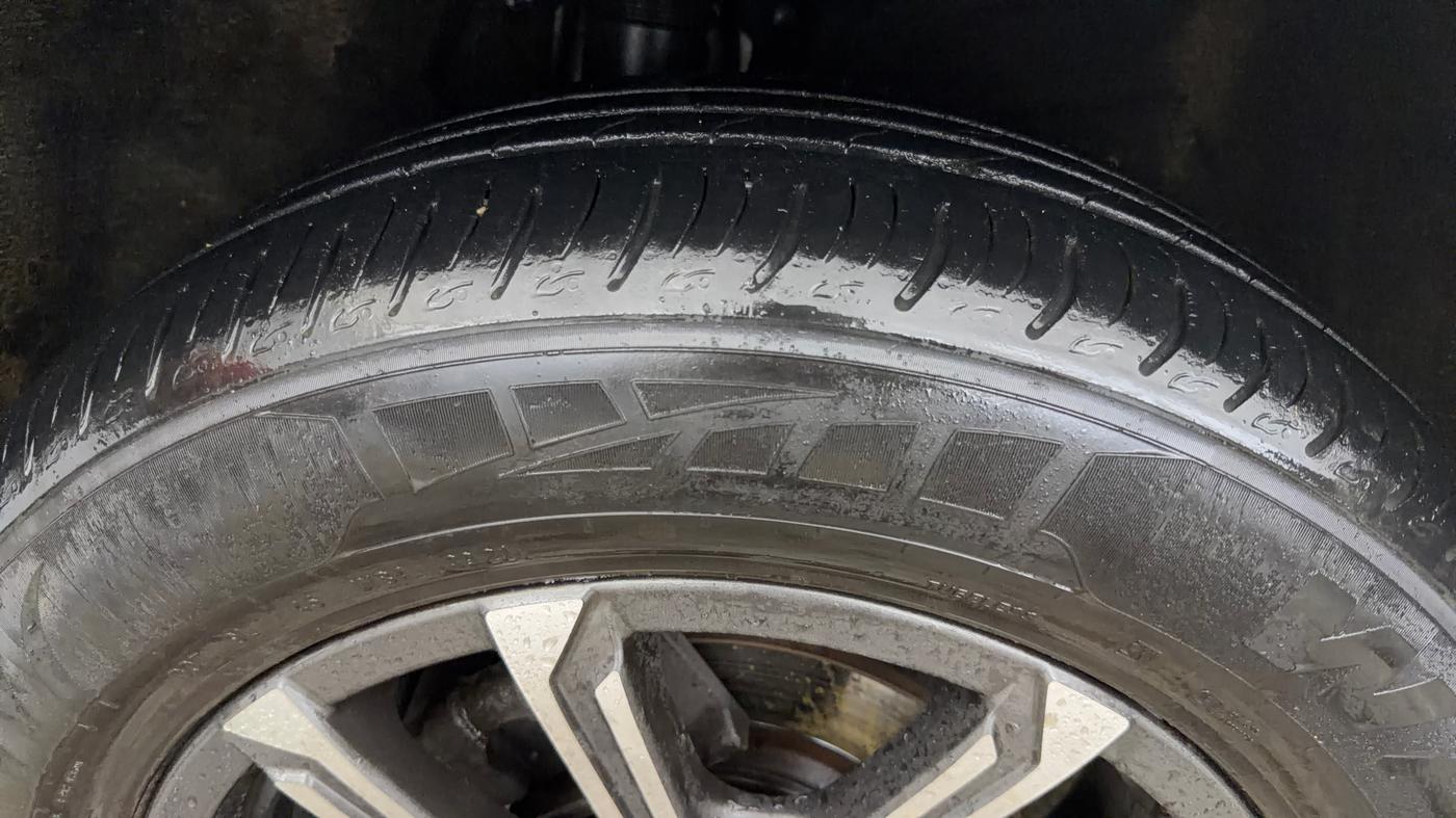 2021 Mahindra XUV700 AX 7 LUXURY P AT 7 STR, Petrol, Automatic, 38,127 km, Right Rear Tyre Tread