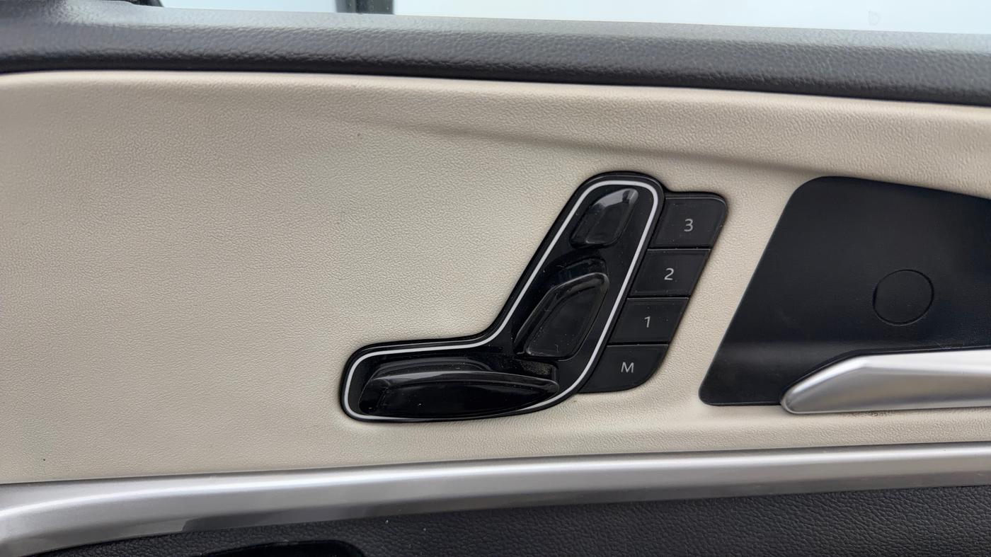 2021 Mahindra XUV700 AX 7 LUXURY P AT 7 STR, Petrol, Automatic, 38,127 km, Driver Side Adjustment Panel