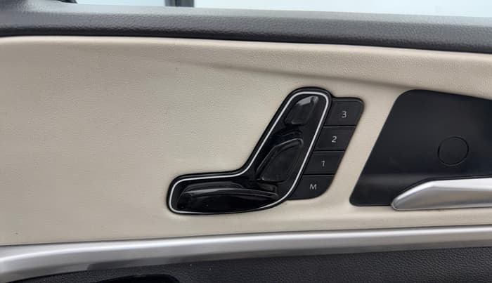 2021 Mahindra XUV700 AX 7 LUXURY P AT 7 STR, Petrol, Automatic, 38,127 km, Driver Side Adjustment Panel