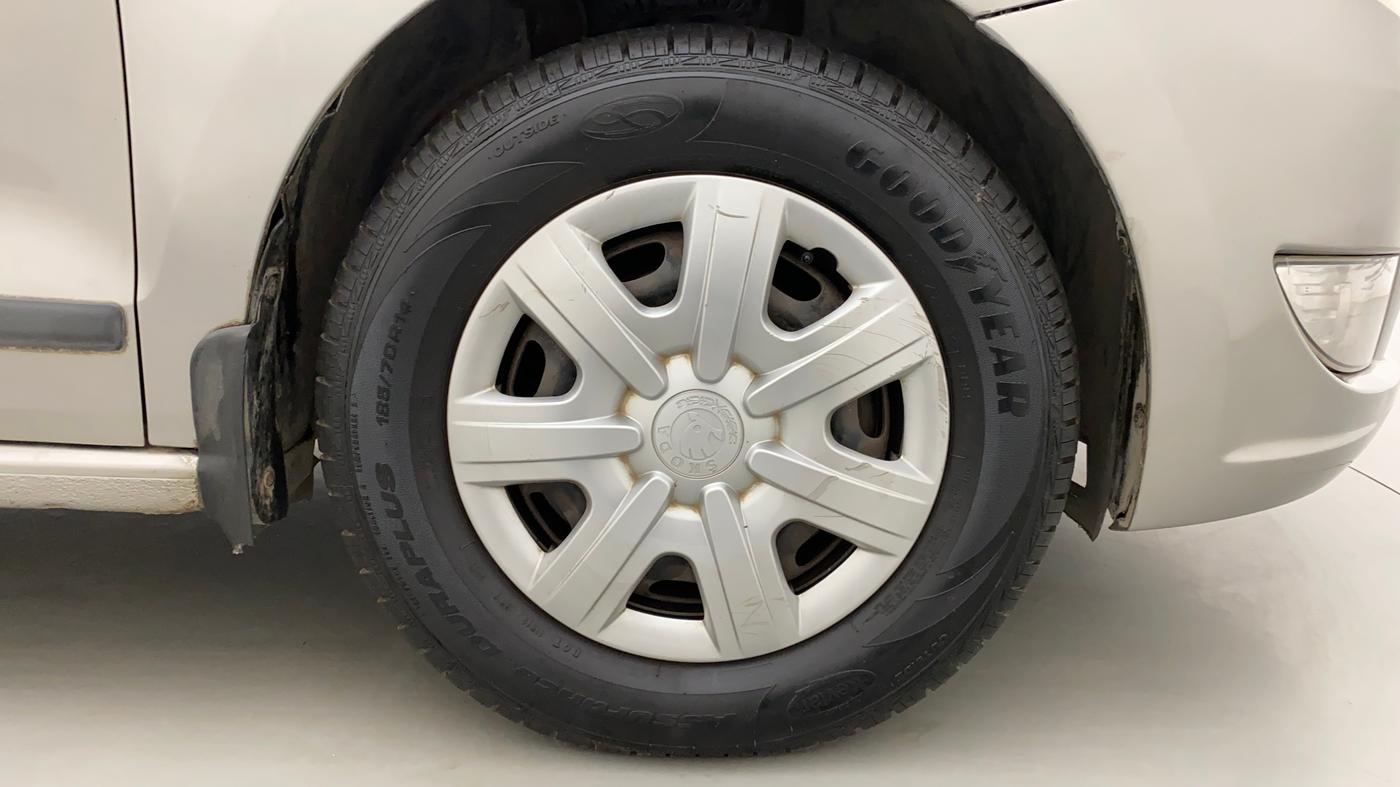2013 Skoda Rapid AMBITION 1.6 TDI CR MT PLUS, Diesel, Manual, 1,13,554 km, Right Front Wheel