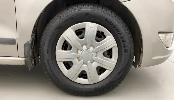 2013 Skoda Rapid AMBITION 1.6 TDI CR MT PLUS, Diesel, Manual, 1,13,554 km, Right Front Wheel