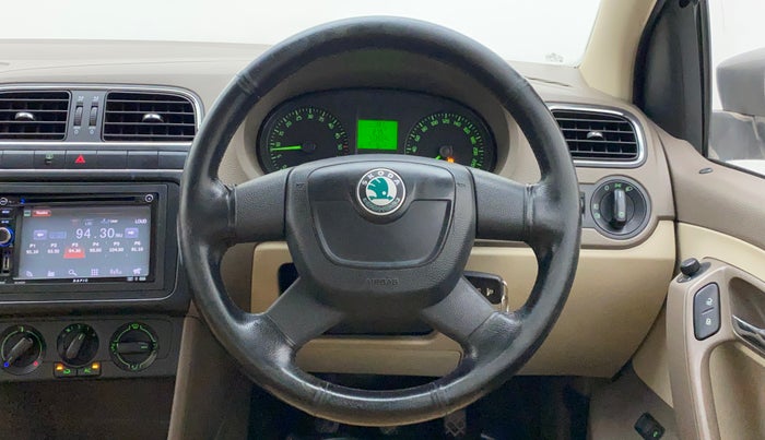 2013 Skoda Rapid AMBITION 1.6 TDI CR MT PLUS, Diesel, Manual, 1,13,554 km, Steering Wheel Close Up