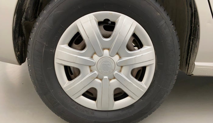 2013 Skoda Rapid AMBITION 1.6 TDI CR MT PLUS, Diesel, Manual, 1,13,554 km, Right rear tyre - Major and repairable