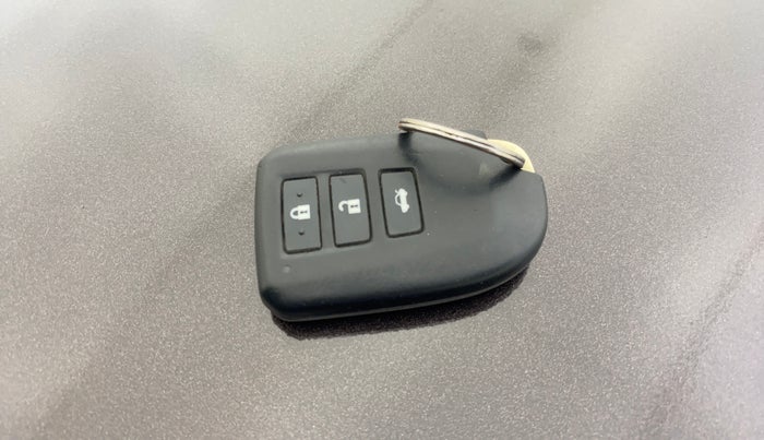 2018 Toyota YARIS V CVT, Petrol, Automatic, 62,361 km, Key Close Up