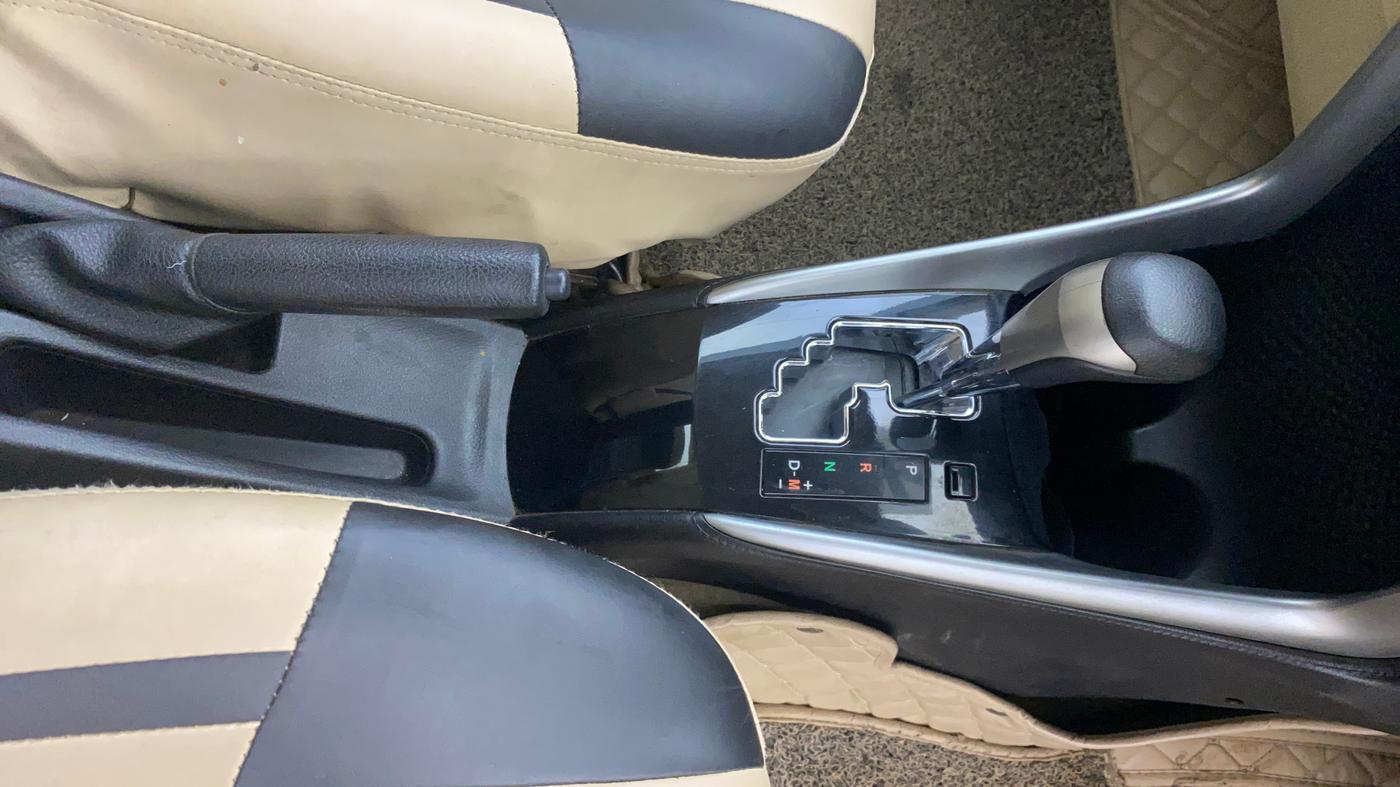 2018 Toyota YARIS V CVT, Petrol, Automatic, 62,645 km, Gear Lever
