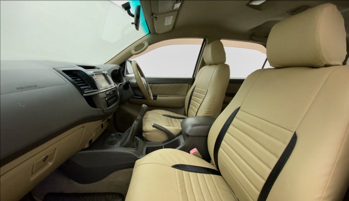 2013 Toyota Fortuner 3.0 MT 4X2, Diesel, Manual, 1,00,509 km, Right Side Front Door Cabin
