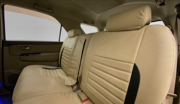 2013 Toyota Fortuner 3.0 MT 4X2, Diesel, Manual, 1,00,509 km, Right Side Rear Door Cabin