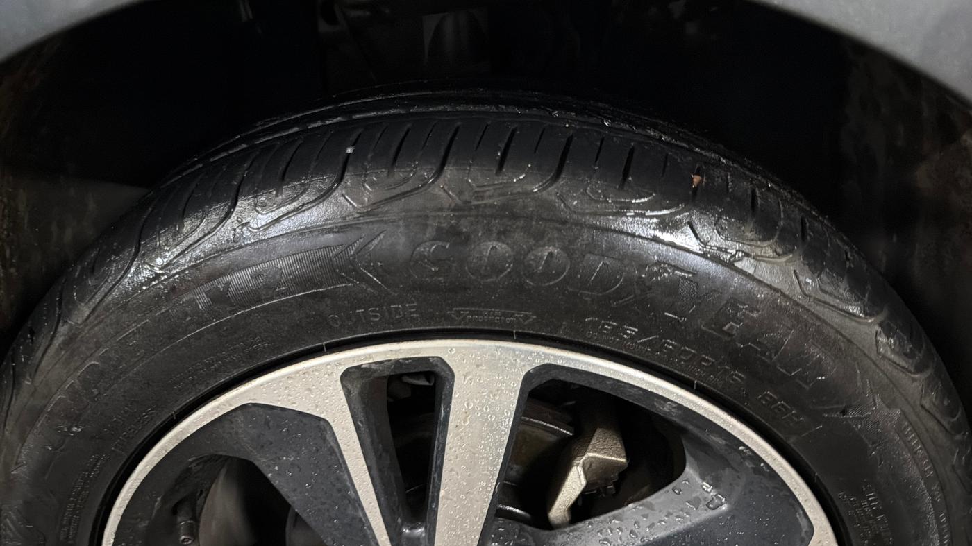 2023 Tata ALTROZ XZA + SUNROOF, Petrol, Automatic, 25,655 km, Right Front Tyre Tread