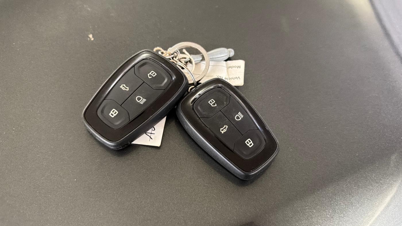 2023 Tata ALTROZ XZA + SUNROOF, Petrol, Automatic, 25,655 km, Key Close Up