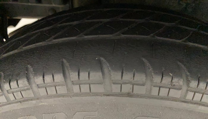 2013 Maruti Swift VXI, Petrol, Manual, 81,426 km, Right Rear Tyre Tread
