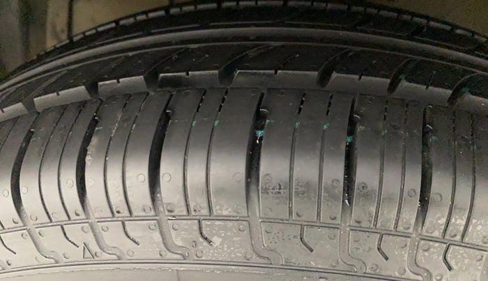 2013 Maruti Swift VXI, Petrol, Manual, 81,426 km, Left Front Tyre Tread