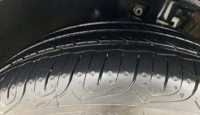 2015 Volkswagen Vento HIGHLINE 1.6 MPI, Petrol, Manual, 69,058 km, Left Front Tyre Tread