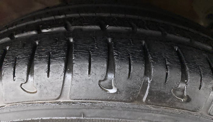 2014 Hyundai Xcent S 1.2, Petrol, Manual, 14,064 km, Right Front Tyre Tread