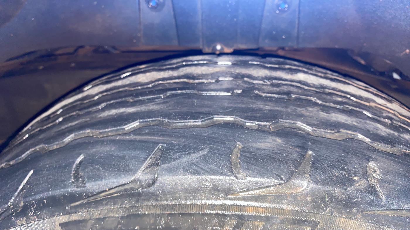 2016 Mahindra TUV300 T8 AMT, Diesel, Automatic, 1,03,527 km, Left Rear Tyre Tread