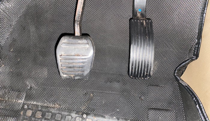 2016 Mahindra TUV300 T8 AMT, Diesel, Automatic, 1,03,494 km, Pedals