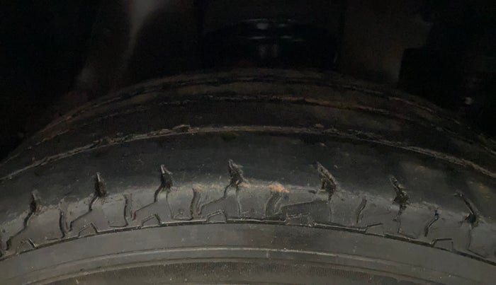 2016 Mahindra TUV300 T8 AMT, Diesel, Automatic, 1,03,494 km, Right Front Tyre Tread