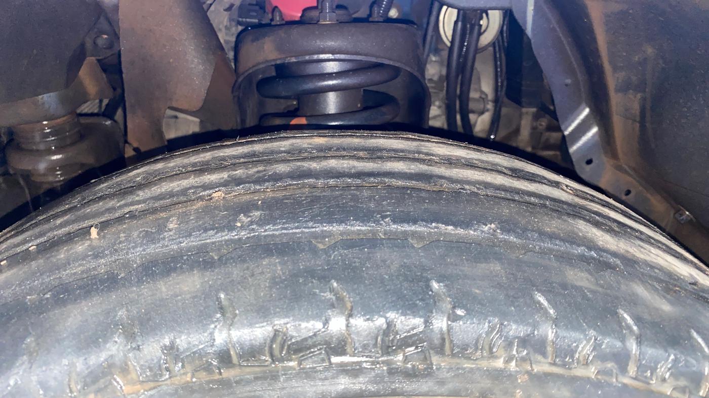 2016 Mahindra TUV300 T8 AMT, Diesel, Automatic, 1,03,527 km, Left Front Tyre Tread