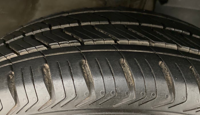 2017 Mahindra Kuv100 K6 PLUS D 6 STR, Diesel, Manual, 51,500 km, Right Front Tyre Tread