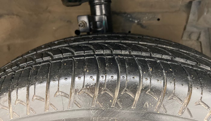 2013 Maruti Swift VDI, Diesel, Manual, 85,723 km, Right Front Tyre Tread