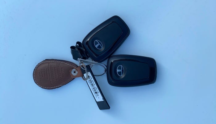 2024 Tata NEXON CREATIVE PLUS S 1.2 REVOTRON 6 AMT, Petrol, Automatic, 14,406 km, Key Close Up