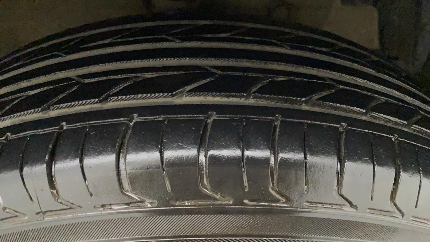 2015 Maruti Swift VXI, Petrol, Manual, 43,563 km, Right Front Tyre Tread