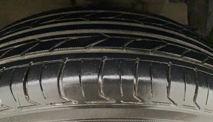 2015 Maruti Swift VXI, Petrol, Manual, 43,563 km, Right Front Tyre Tread