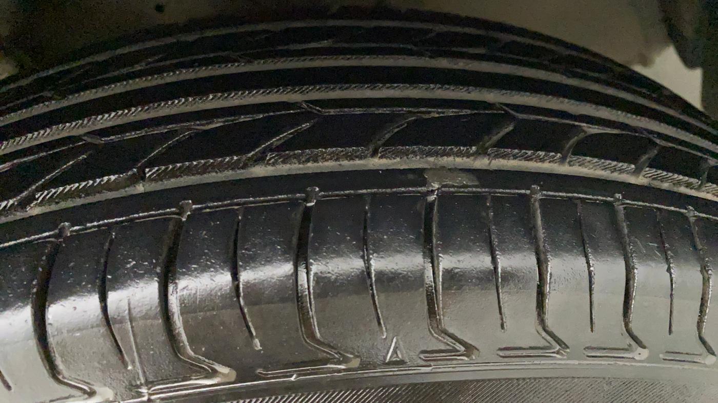 2015 Maruti Swift VXI, Petrol, Manual, 43,563 km, Left Rear Tyre Tread