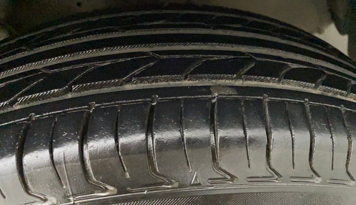 2015 Maruti Swift VXI, Petrol, Manual, 43,563 km, Left Rear Tyre Tread