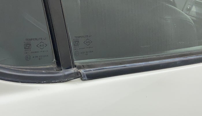2015 Maruti Swift VXI, Petrol, Manual, 43,563 km, Right rear door - Weather strip has minor damage