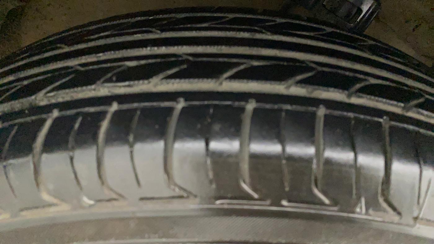 2015 Maruti Swift VXI, Petrol, Manual, 43,563 km, Right Rear Tyre Tread